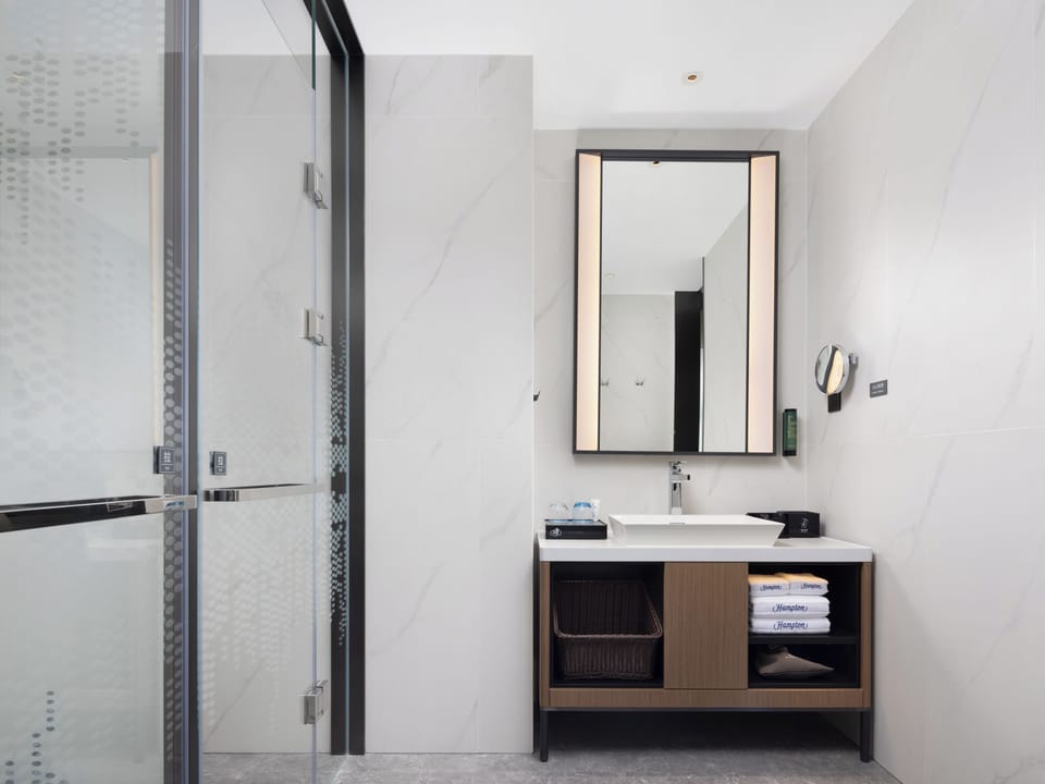 Business Room, 1 Bedroom, Non Smoking, City View | Bathroom | Slippers, towels