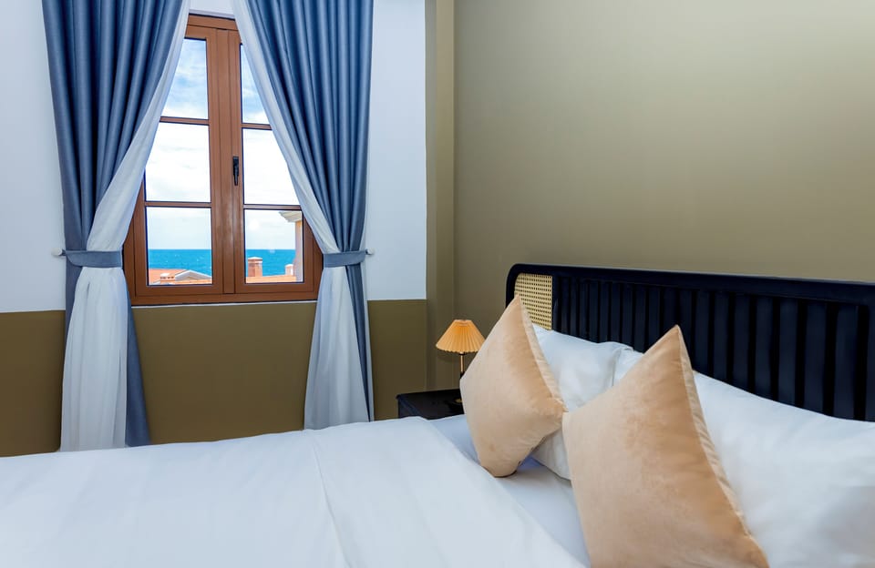 Deluxe Double Room, 1 King Bed, Beach View | Beach/ocean view