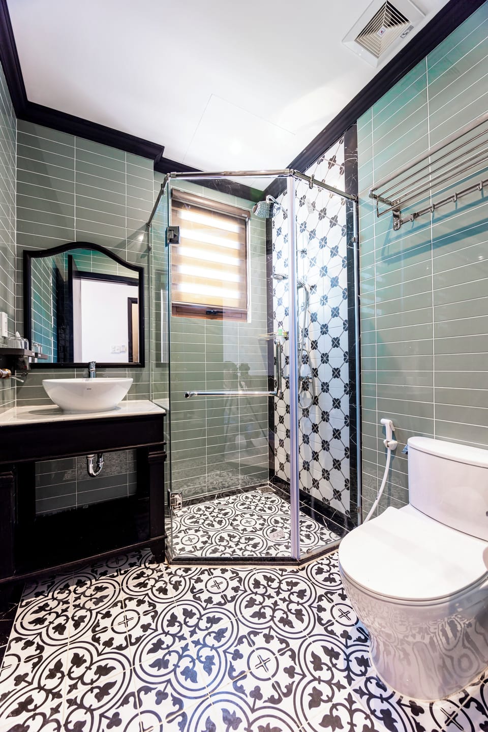 Superior Double Room, 1 King Bed, Garden View | Bathroom | Shower, hydromassage showerhead, designer toiletries, hair dryer