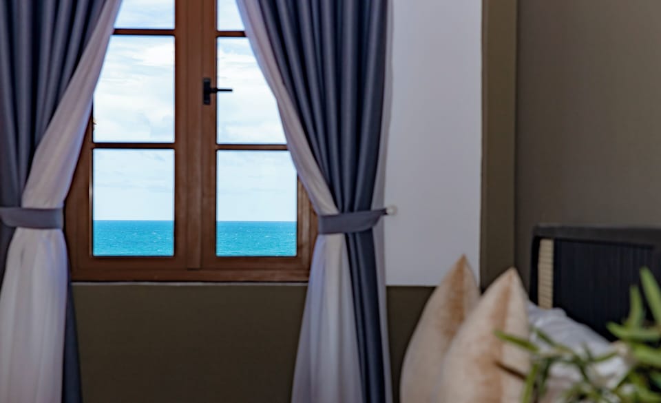 Deluxe Double Room, 1 King Bed, Beach View | Beach/ocean view