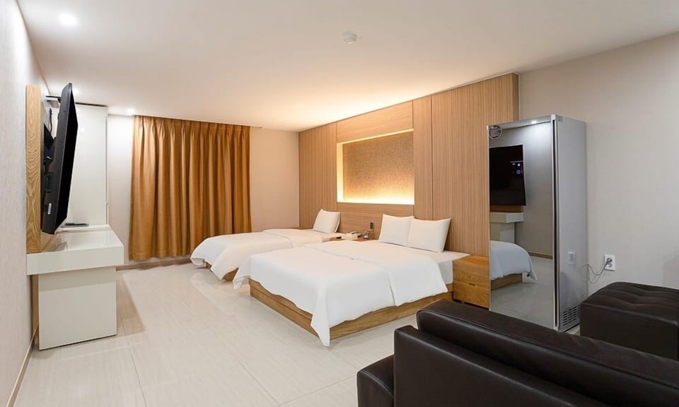 Suite | Individually decorated, individually furnished, free WiFi, bed sheets