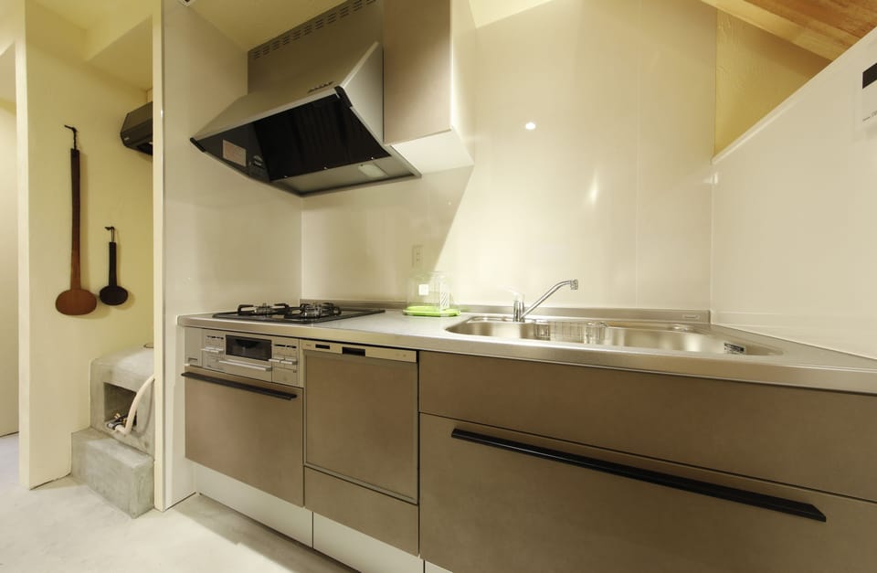 Full-size fridge, microwave, oven, stovetop