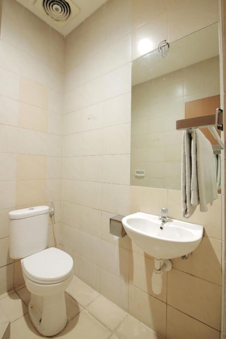 Standard Twin Room | Bathroom | Shower, free toiletries, towels, soap