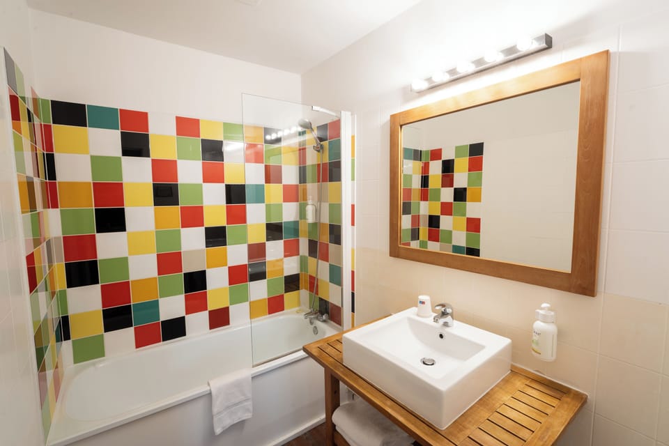 Double Room | Bathroom | Shower, rainfall showerhead, free toiletries, towels