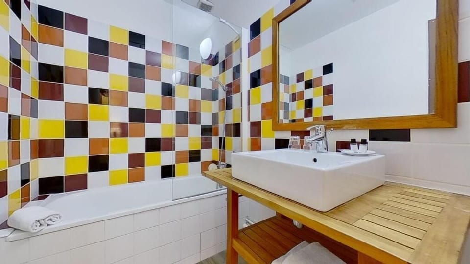 Double Room | Bathroom | Shower, rainfall showerhead, free toiletries, towels