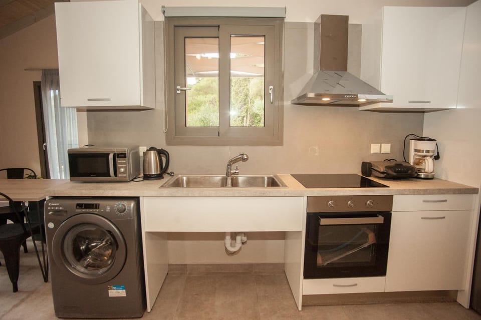 House | Private kitchen | Cookware/dishes/utensils