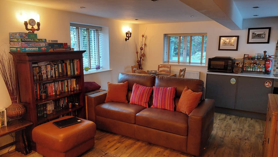 Cottage | Living area | TV