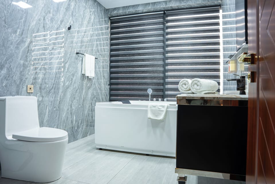 Royal Suite | Bathroom | Free toiletries, hair dryer, bathrobes, slippers