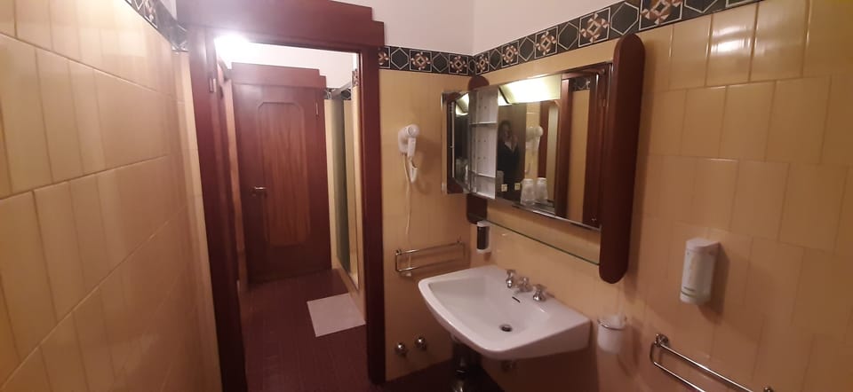 Twin Room | Bathroom | Free toiletries, hair dryer, bidet, towels
