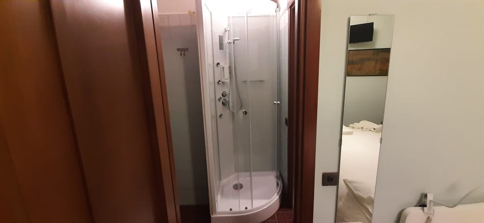 Classic Double Room | Bathroom | Free toiletries, hair dryer, bidet, towels
