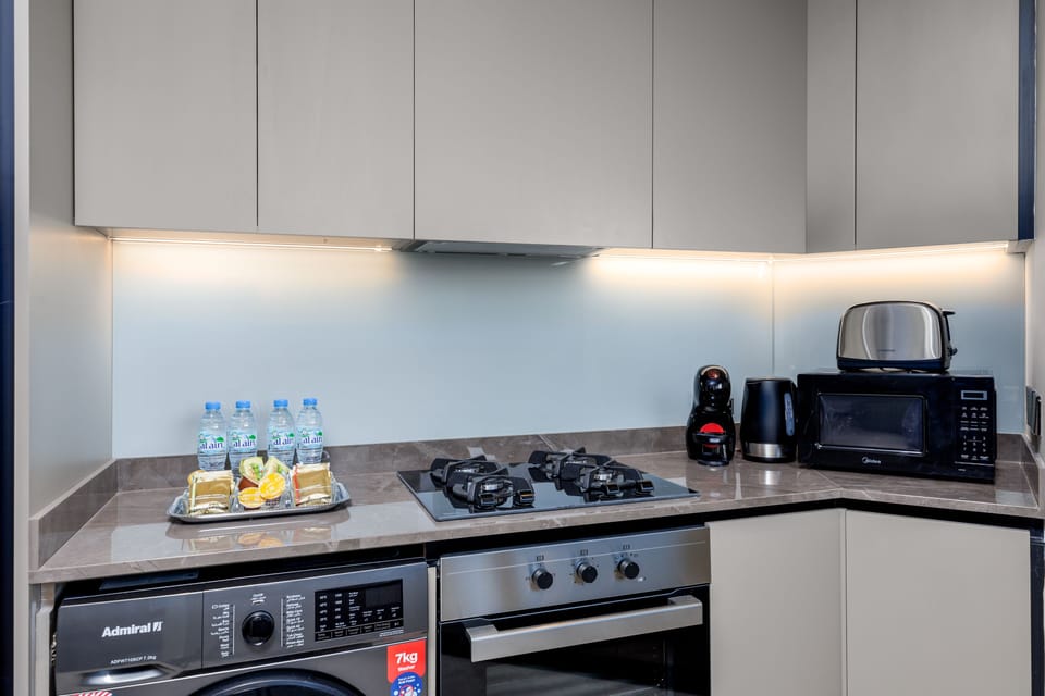 Deluxe Apartment | Private kitchen | Fridge, microwave, oven, stovetop