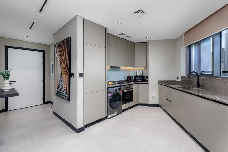 Deluxe Apartment | Private kitchen | Fridge, microwave, oven, stovetop