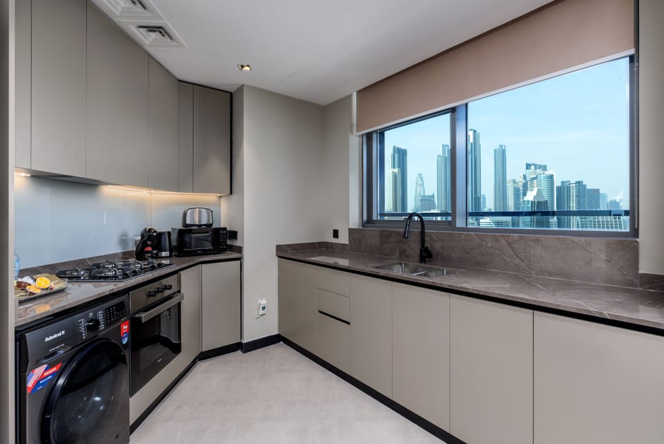 Deluxe Apartment | Private kitchen | Fridge, microwave, oven, stovetop