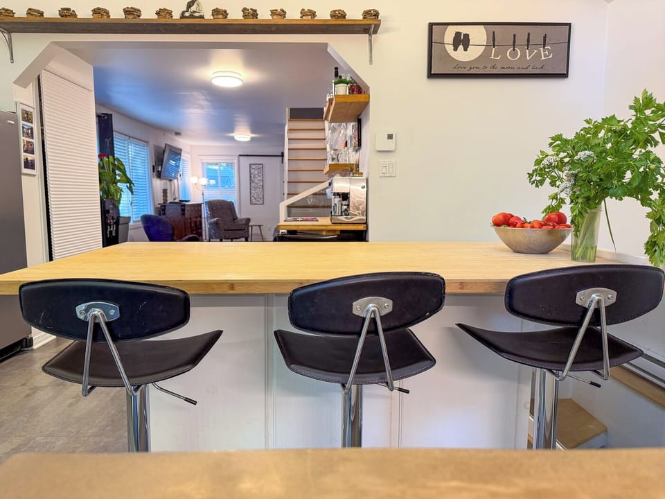 Ilôt central se transformant en table pour 8 personnes