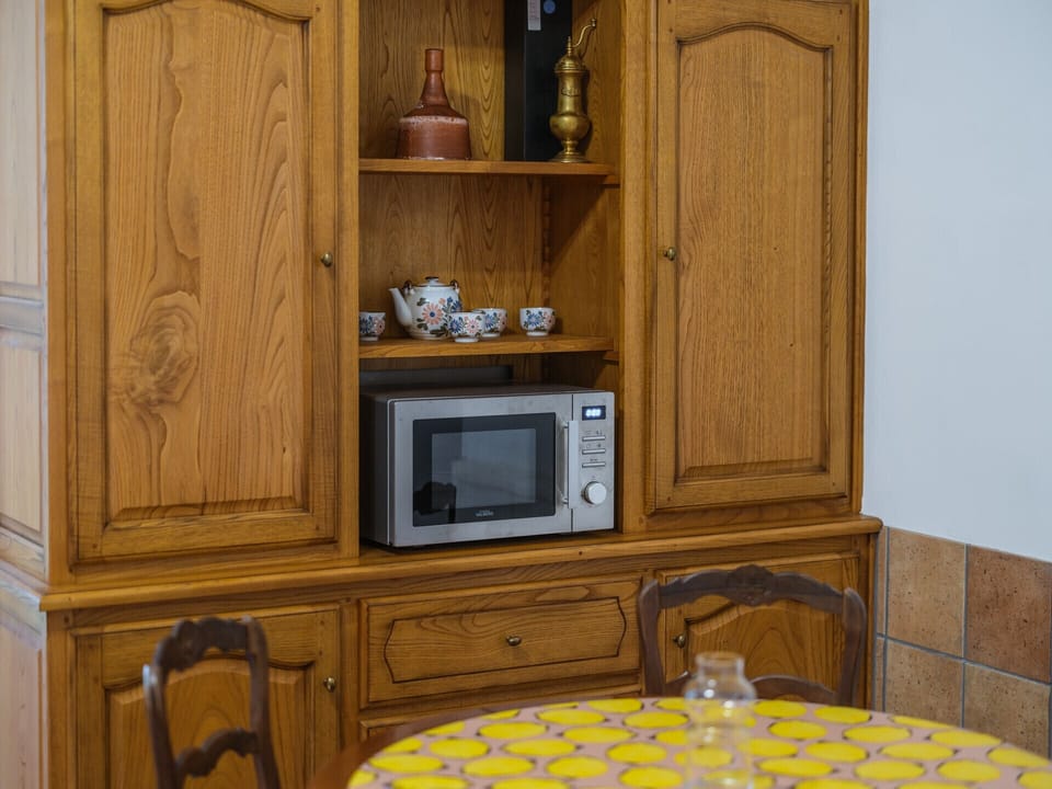 Fully equipped kitchen - Coffee machine with beans - Coffee machine with piston - Kettle - Dishwasher - Oven / Microwave - Toaster