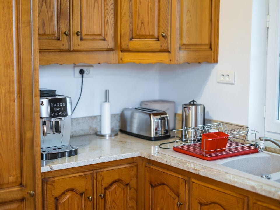 Fully equipped kitchen - Coffee machine with beans - Coffee machine with piston - Kettle - Dishwasher - Oven / Microwave - Toaster