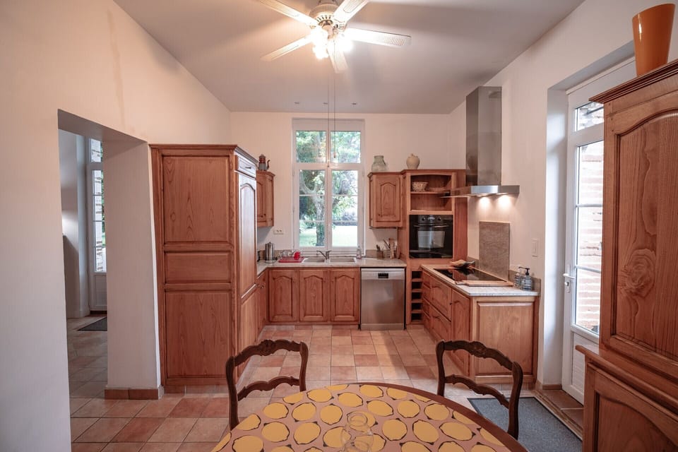 Fully equipped kitchen - Coffee machine with beans - Coffee machine with piston - Kettle - Dishwasher - Oven / Microwave - Toaster