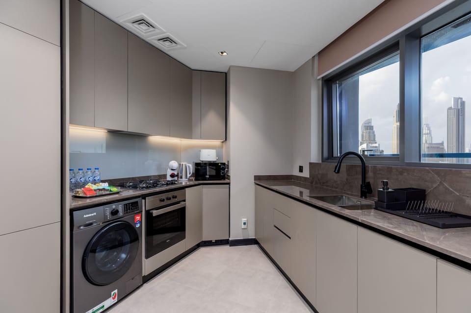 Exclusive Apartment | Private kitchen | Fridge, microwave, oven, stovetop