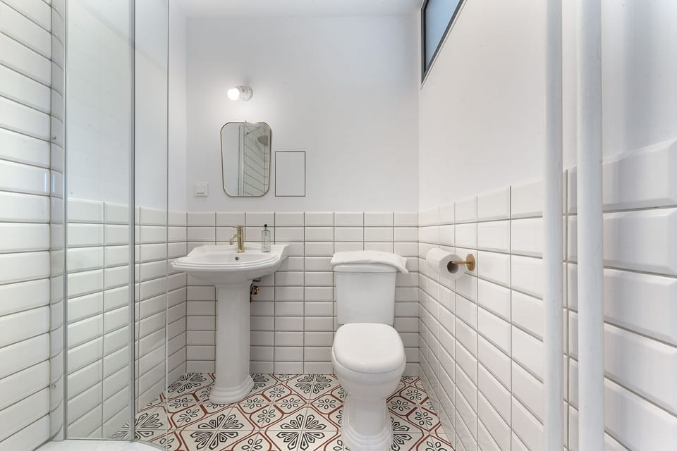 Comfort Studio Suite | Bathroom | Shower, towels