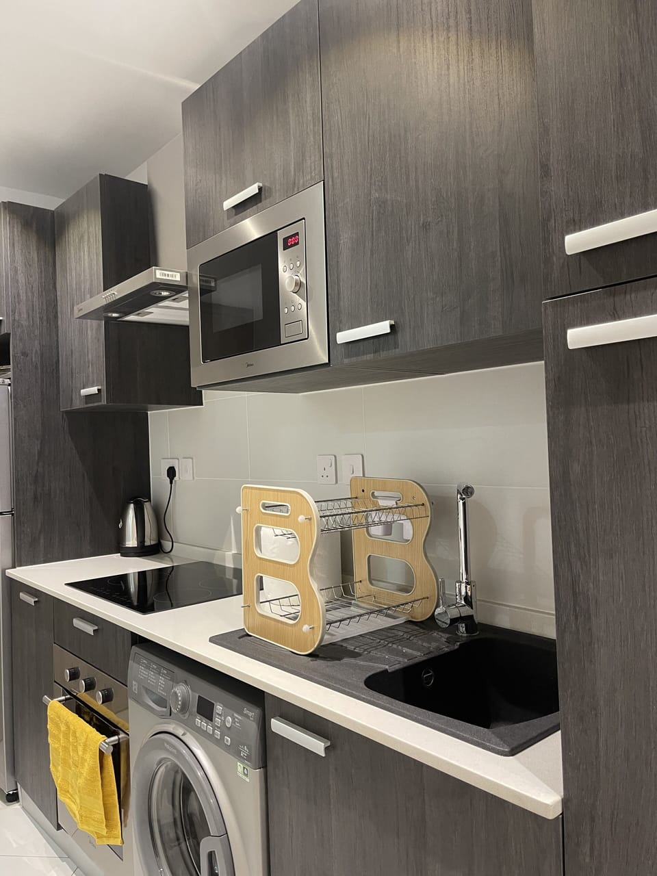Full-size fridge, microwave, oven, stovetop