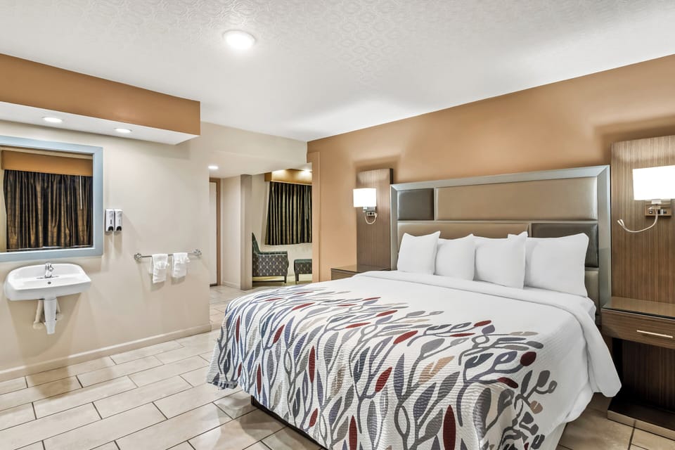 Superior Room, 1 King Bed, Accessible, Non Smoking (Roll-In Shower) | Individually furnished, desk, laptop workspace, free WiFi