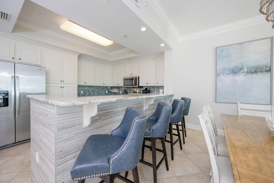 Sip your morning coffee at the breakfast bar and get ready for a beach day in this stylish space