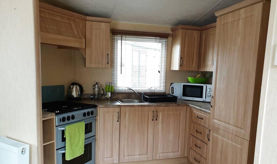 Cabin | Private kitchen | Fridge, microwave, oven, stovetop