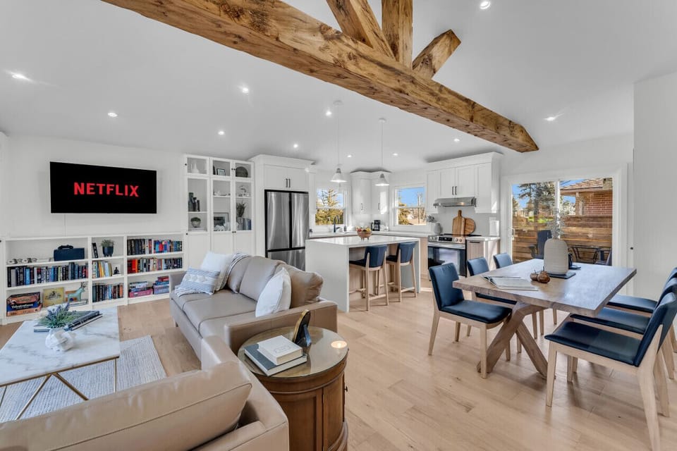 You`ll be walking into immediate comfort and relaxation. Check in is easy and stress-free. The apartment is clean, warm and comfortable with everything needed to feel happy and at home