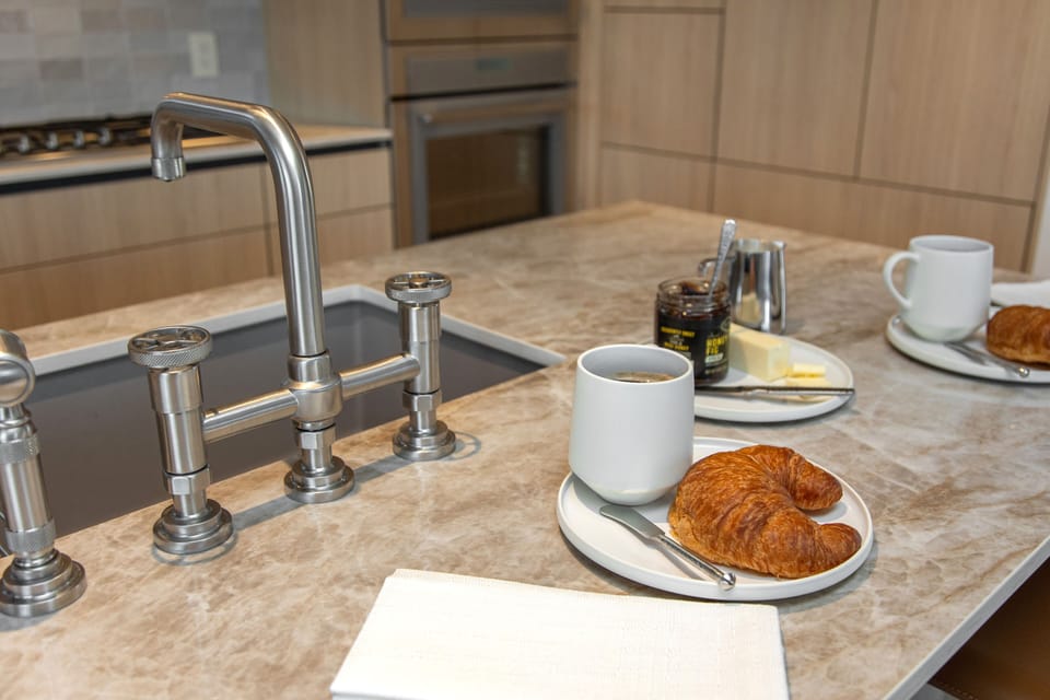 Well equipped kitchen with premium appliances