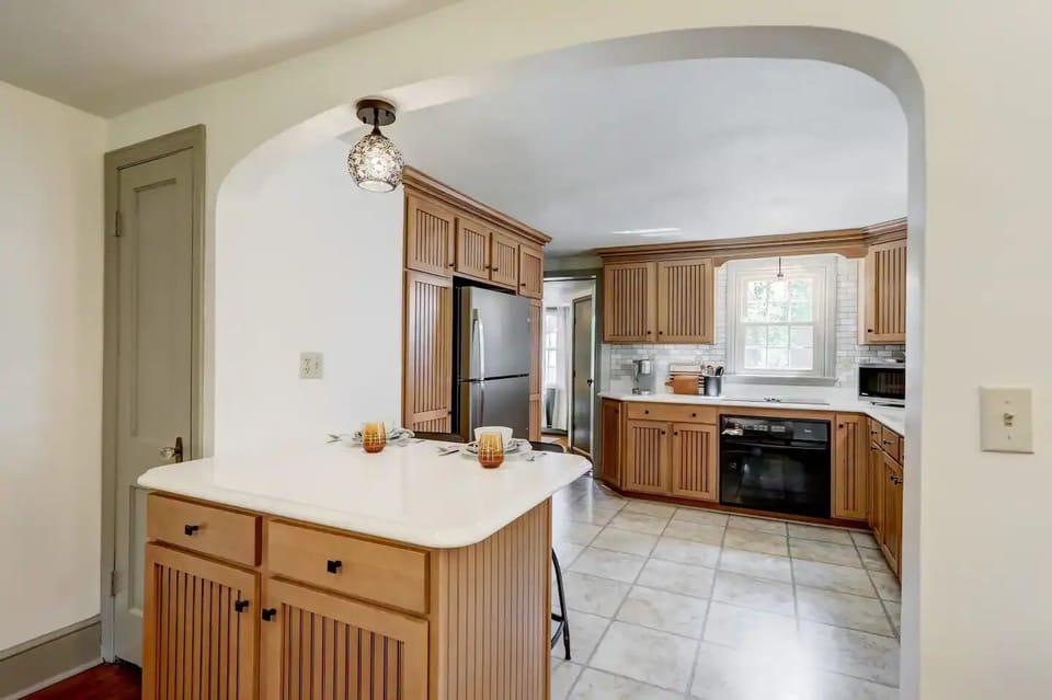 Another view of the kitchen/bar area