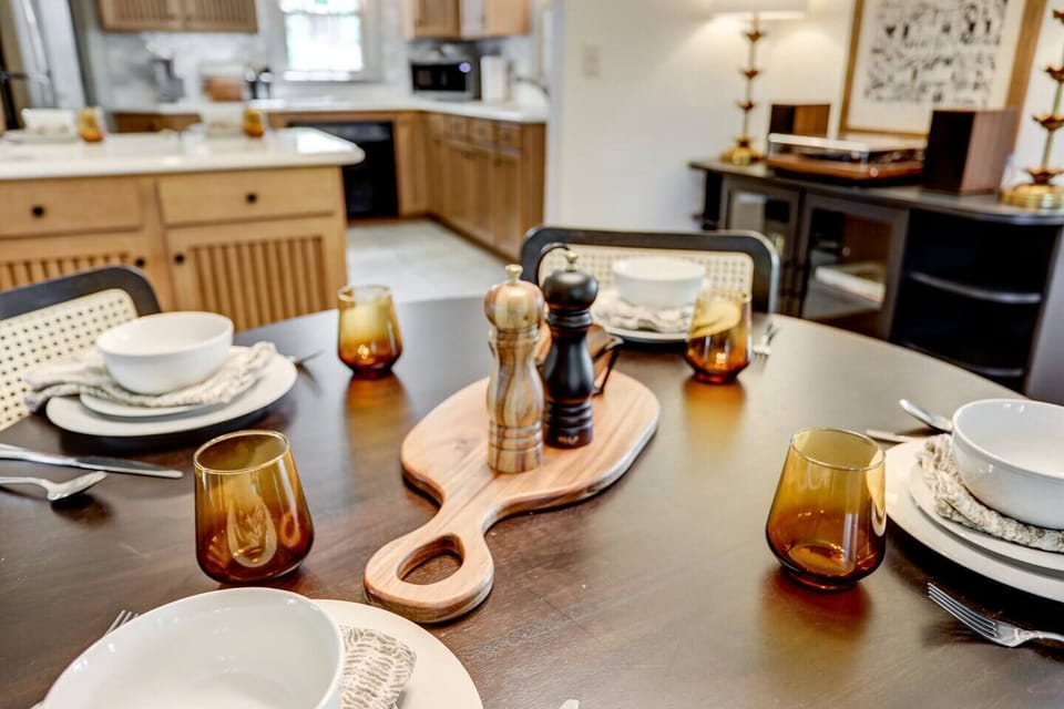 Dining room table, seating for 6