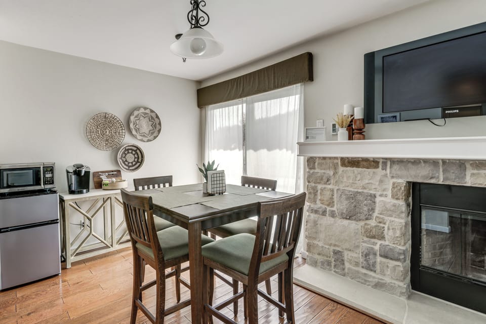 Dining Area | Free WiFi