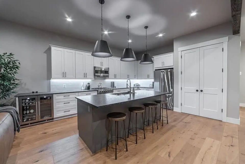 Fully equipped kitchen with island seating for four 