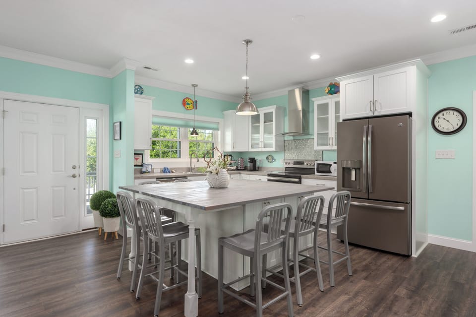 Kitchen and Breakfast Area