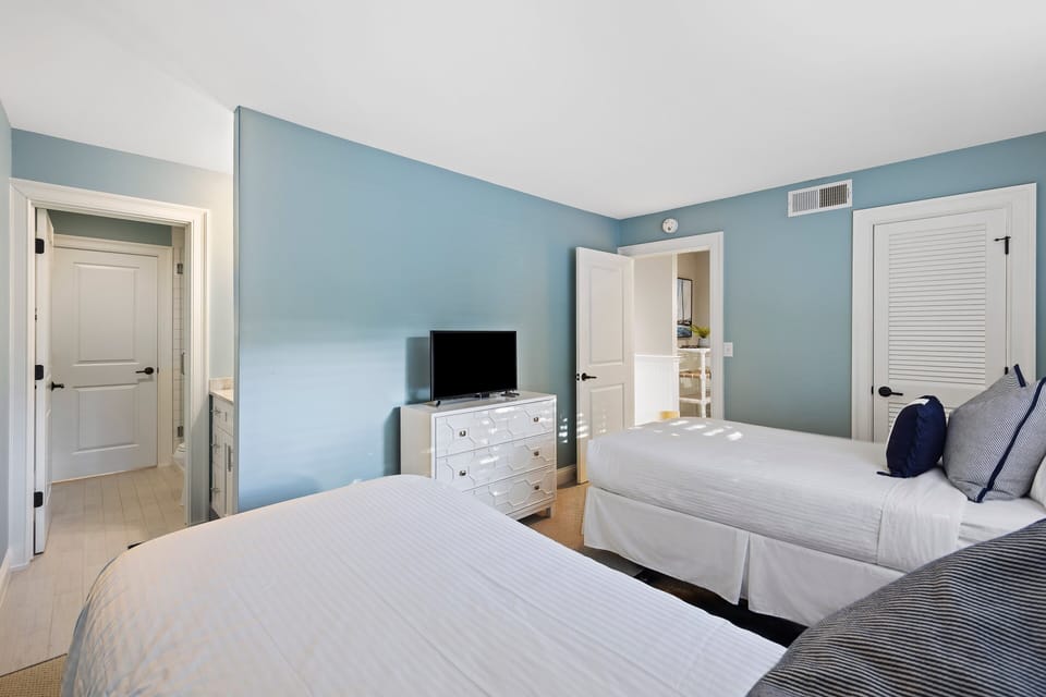 Bedroom 4 - Two Twins - TV - Jack N' Jill Bathroom - First Floor