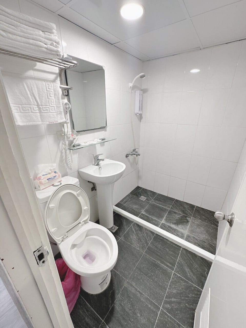 Standard Double Room | Bathroom