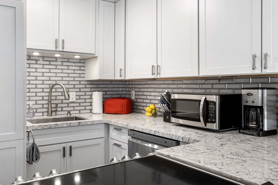 Well-equipped kitchen, beautifully updated