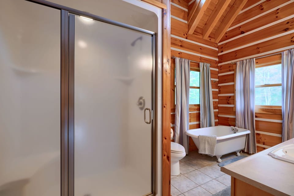Master en-suite bath