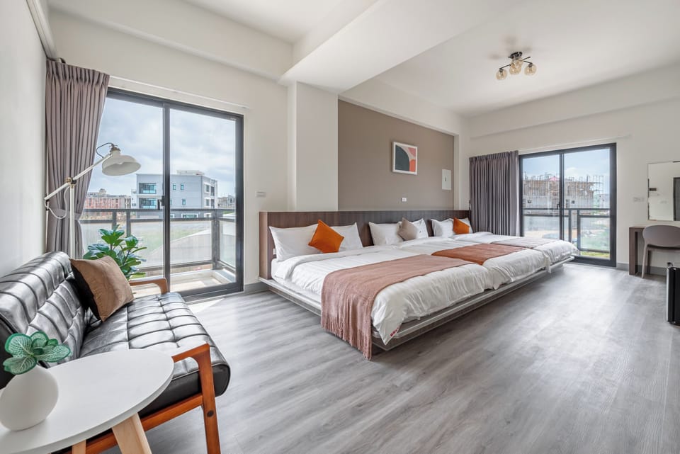 Family Room, Balcony | Desk, blackout drapes, free WiFi, bed sheets