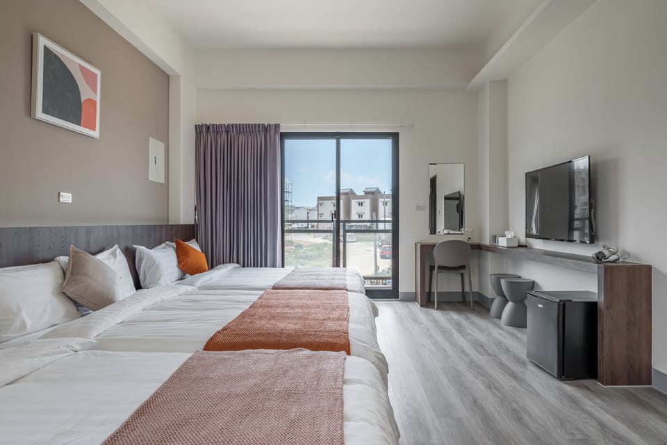 Family Room, Balcony | Desk, blackout drapes, free WiFi, bed sheets