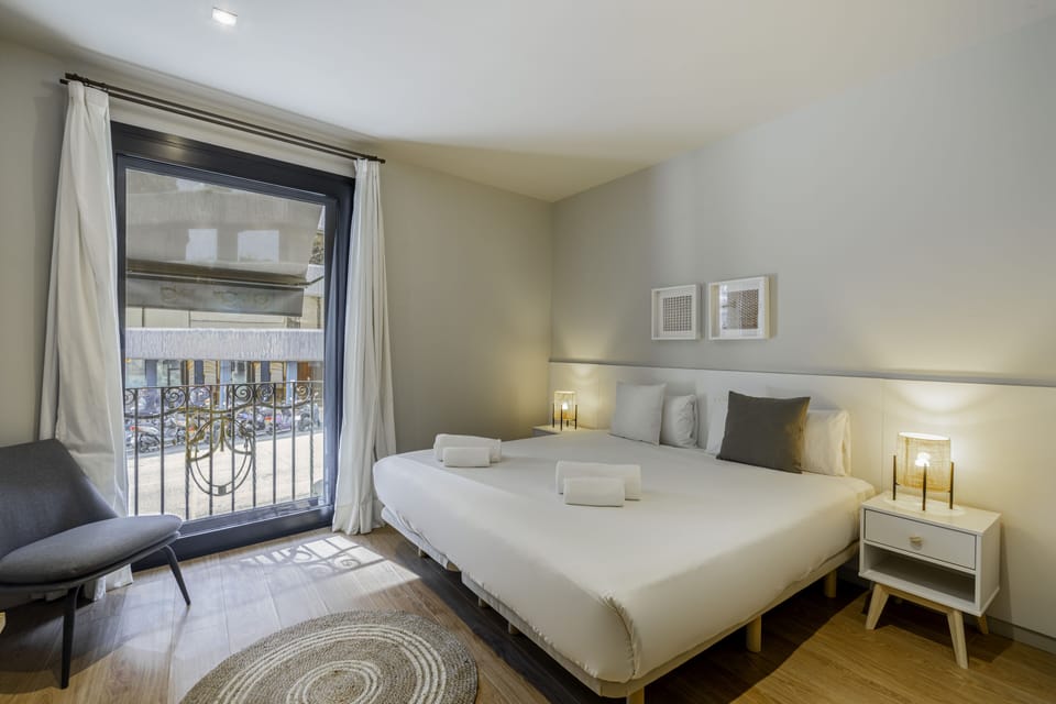 Deluxe Room | In-room safe, laptop workspace, free WiFi, bed sheets