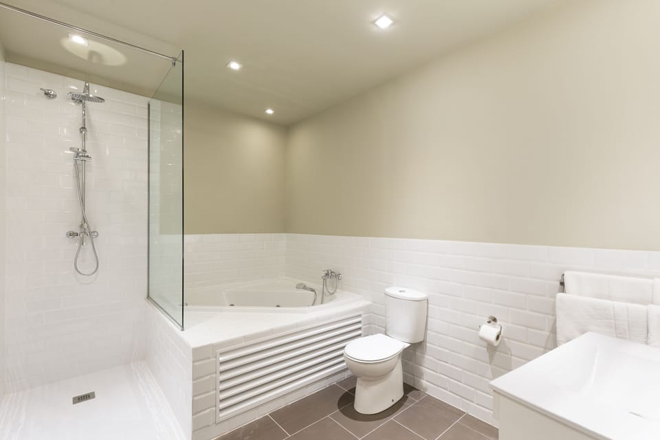 Studio Suite | Bathroom | Hair dryer, heated floors, towels, soap