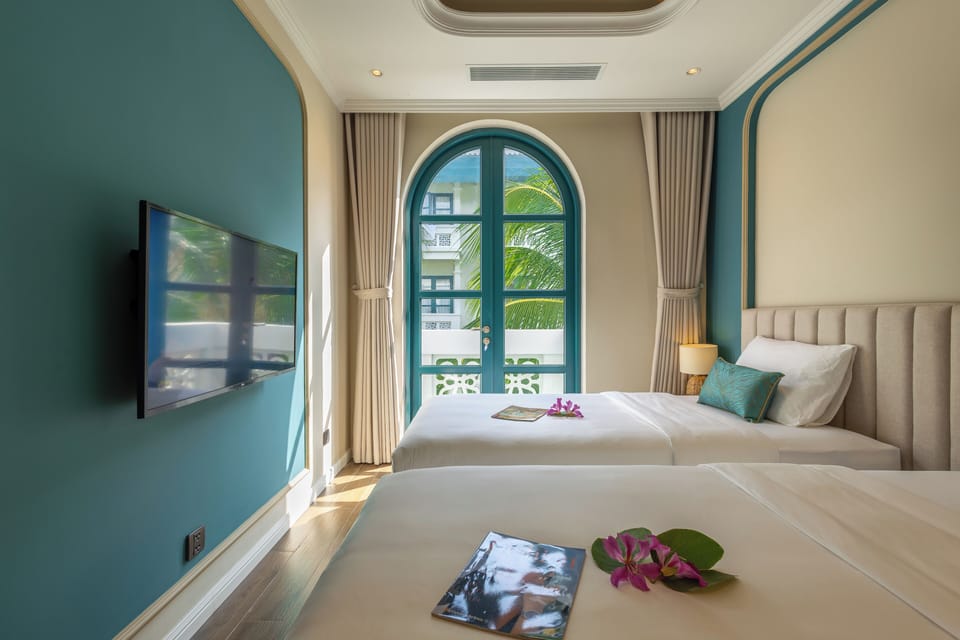 Deluxe Twin Room, 1 Bedroom | Premium bedding, free minibar, in-room safe, blackout drapes