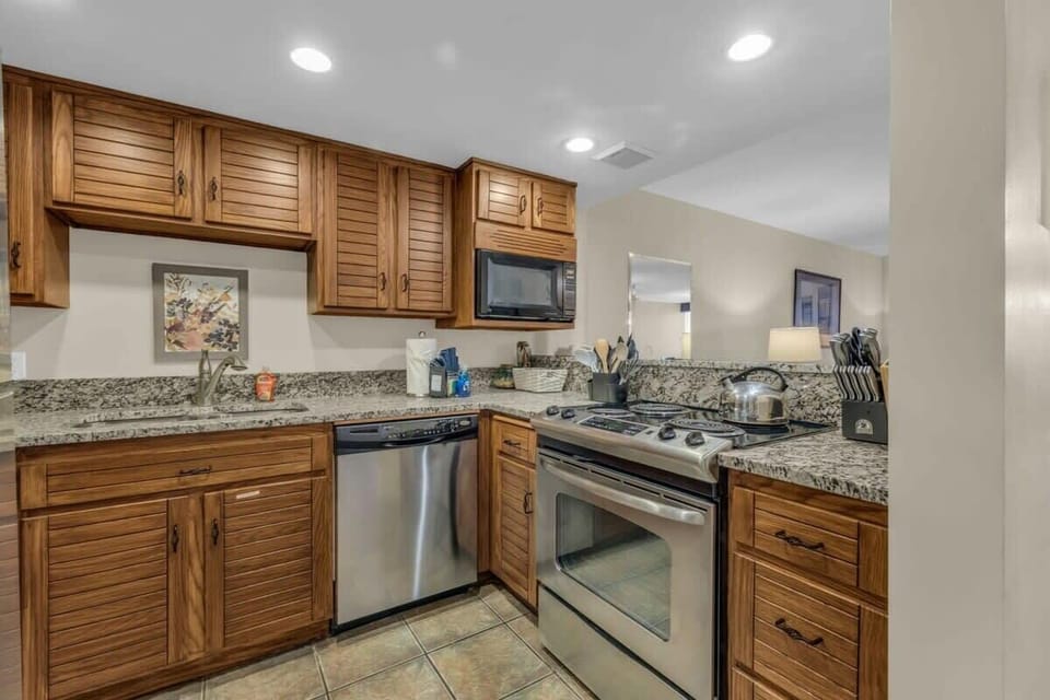 Prepare tasty meals at home in the fully-equipped kitchen where the chef in our group will find everything they need for their culinary creations.