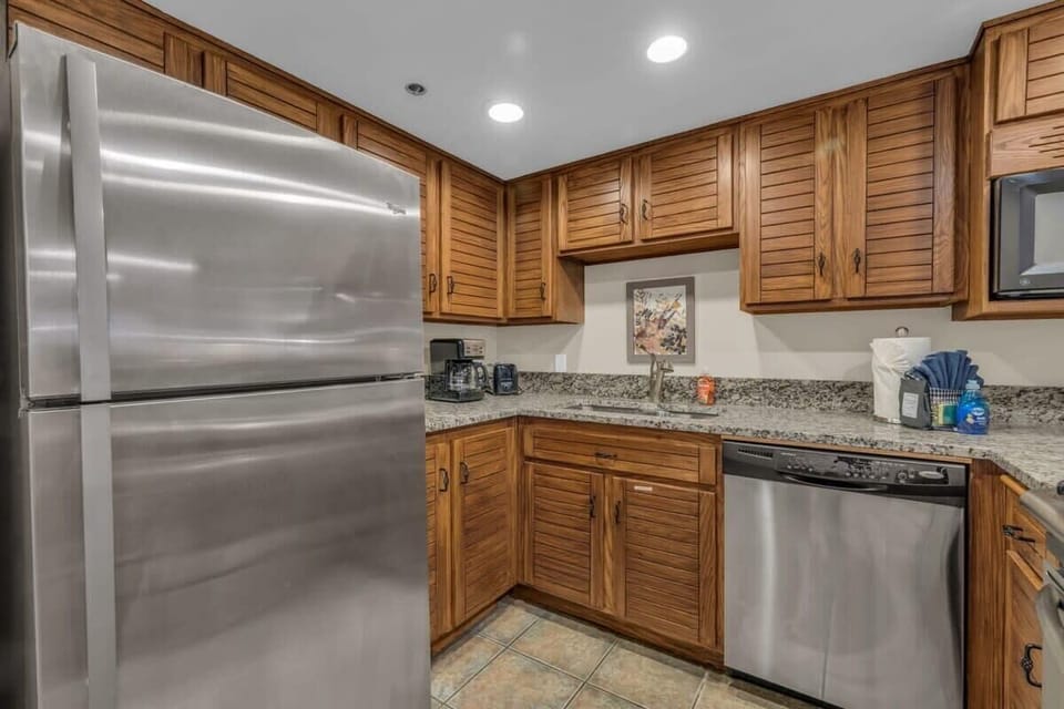 The well-equipped kitchen includes everything from stainless steel appliances to a range of basic cookware and a kitchen bar with 3 bar stools.