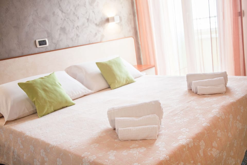 Double Room | 1 bedroom, in-room safe, desk, free cribs/infant beds