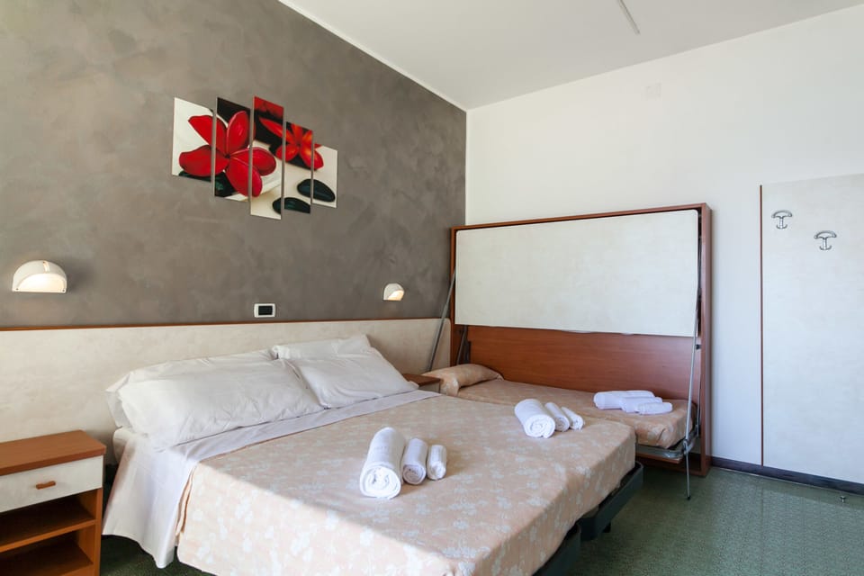 Family Room | 1 bedroom, in-room safe, desk, free cribs/infant beds