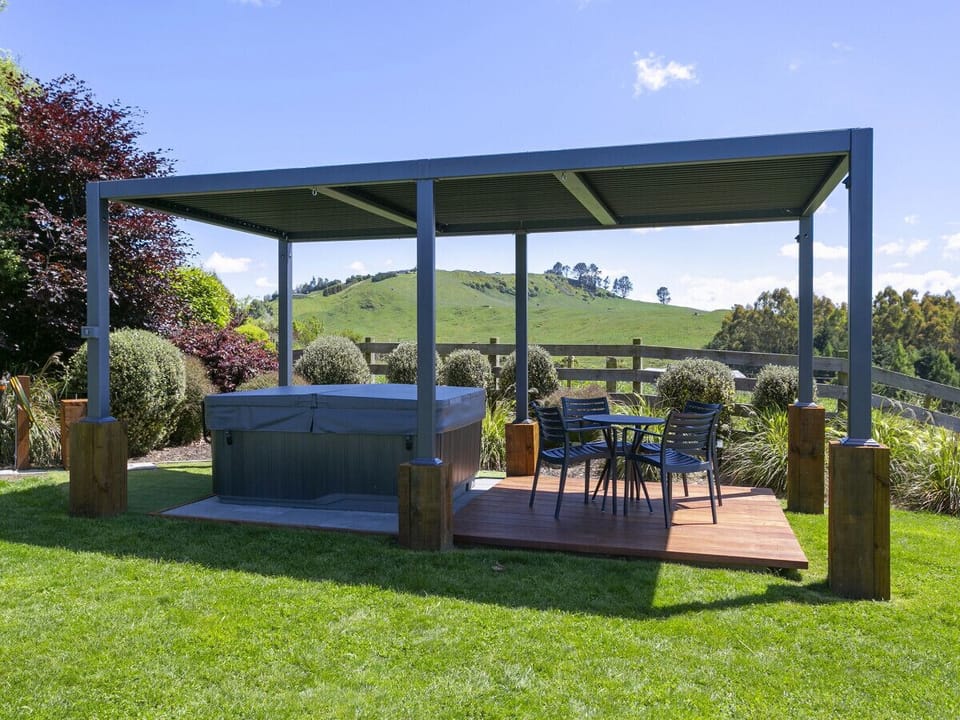 An outdoor spa oasis, offering breathtaking views of Taupo town, Lake Taupo, and the majestic Mt. Tauhara. Equally mesmerising at night, with the town`s dazzling lights.