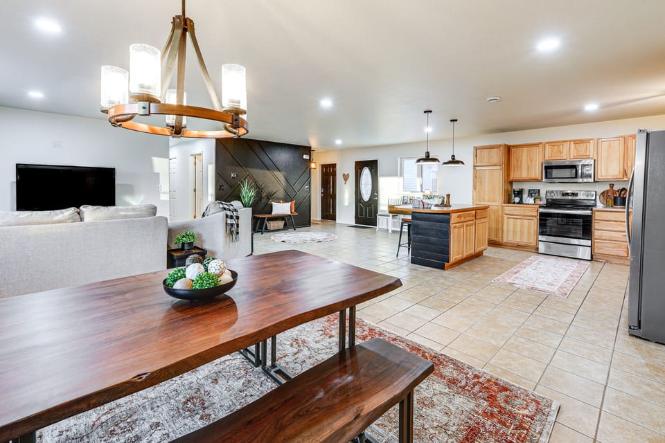Dining Area | Dishes & Flatware Provided