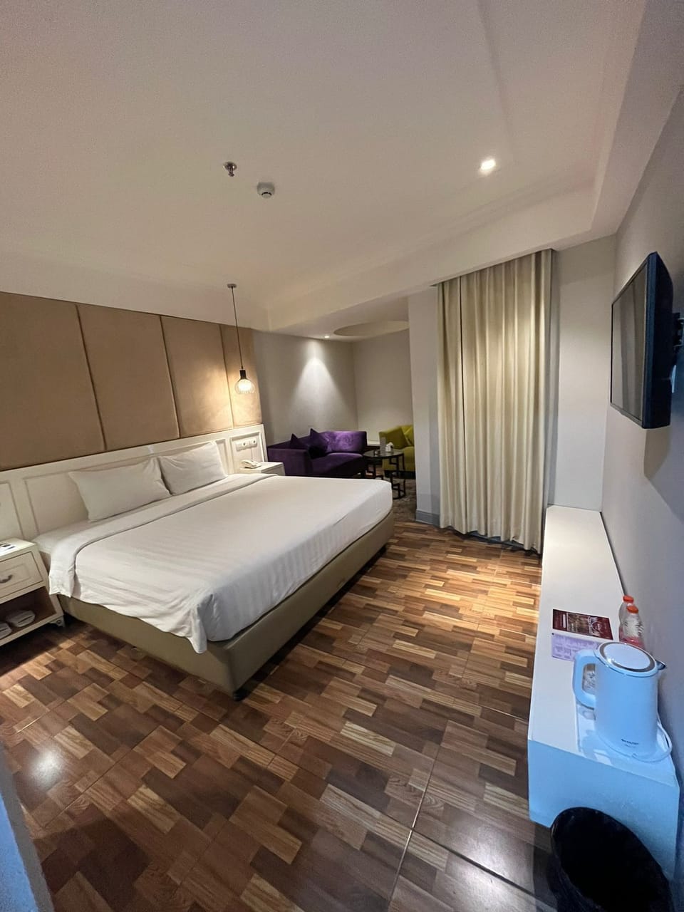 Business Room | Minibar, in-room safe, desk, free WiFi